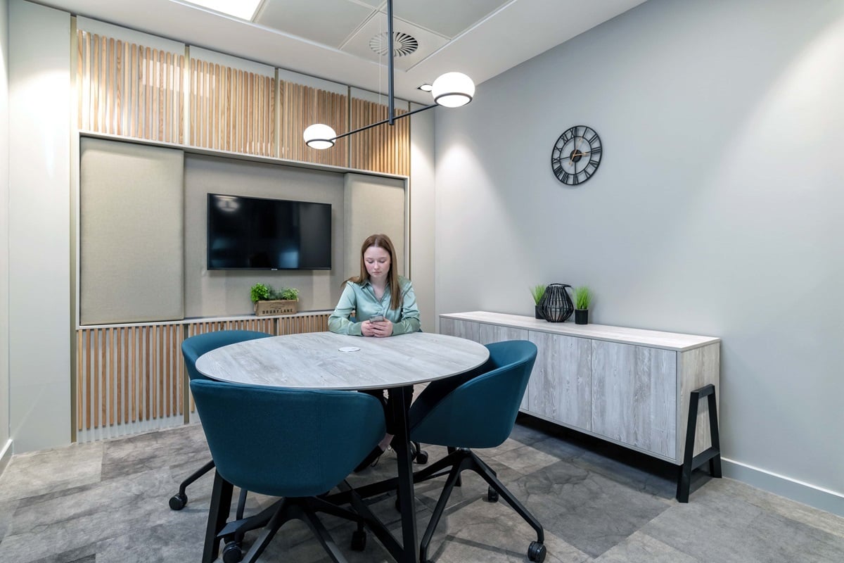 OregaAberdeen_MeetingRoom_Clement_WithPeople