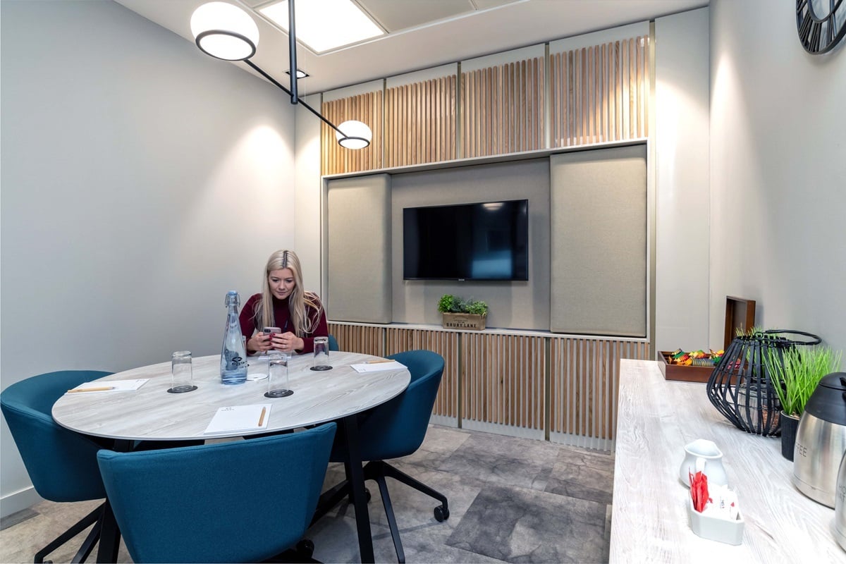 OregaAberdeen_MeetingRoom_Clement_WithPeople2