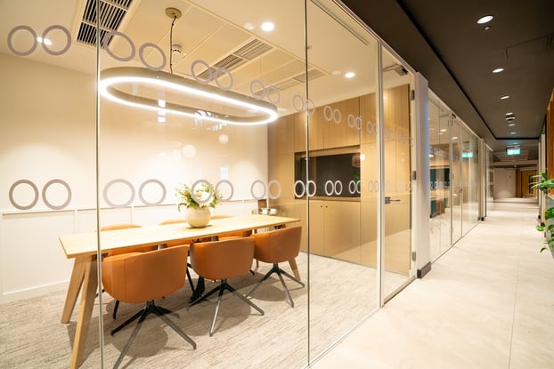 OregaBalloonStreet_MeetingRoom_Fossett