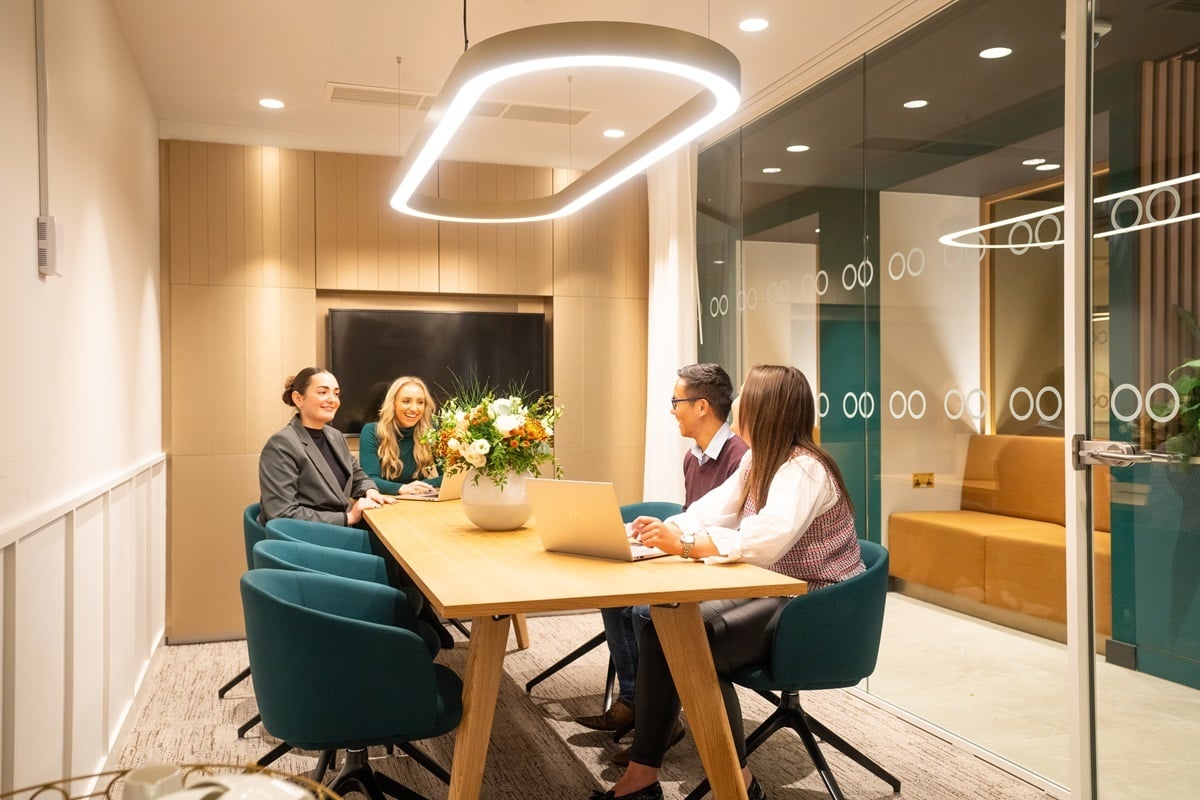 OregaBalloonStreet_MeetingRoom_People-1
