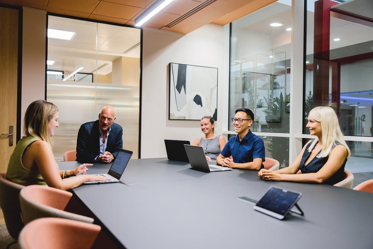 OregaBroadGate_MeetingRoom_WithPeople2