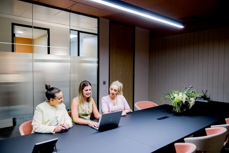 OregaBroadGate_MeetingRoom_WithPeople6-3