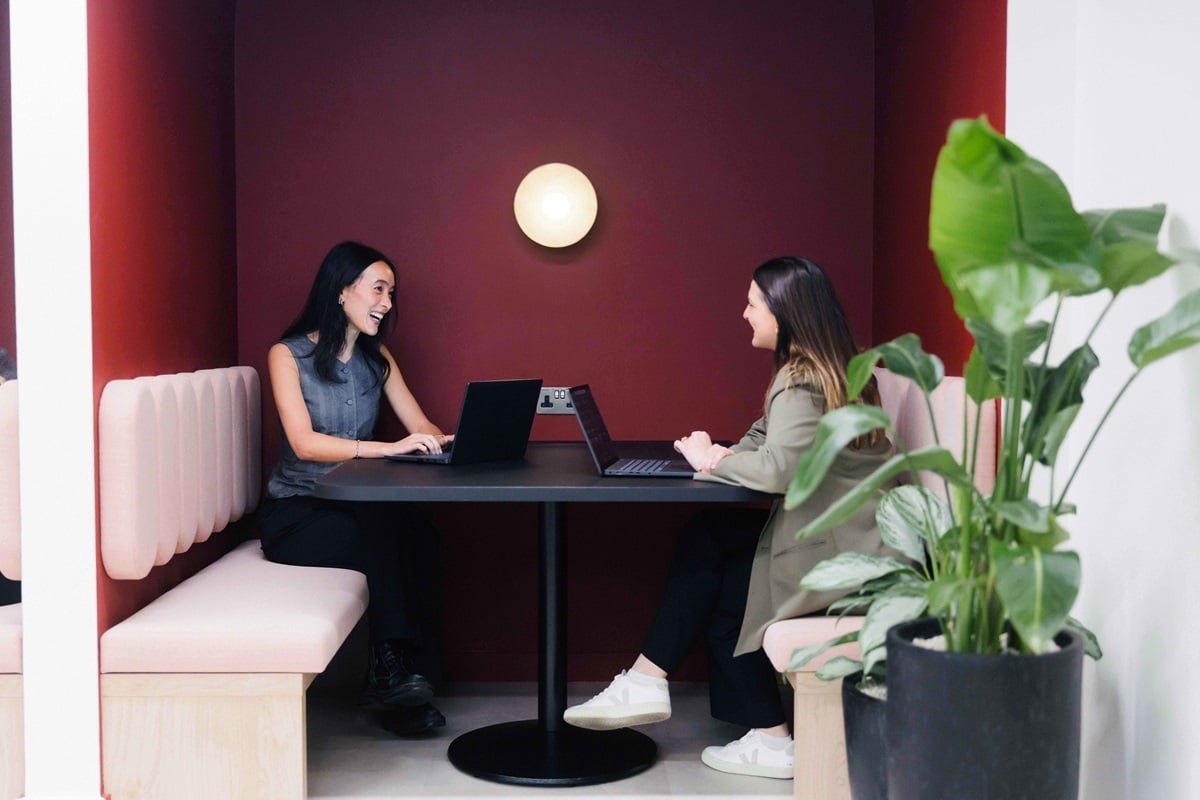 OregaCitypoint_Booths_WithPeople2