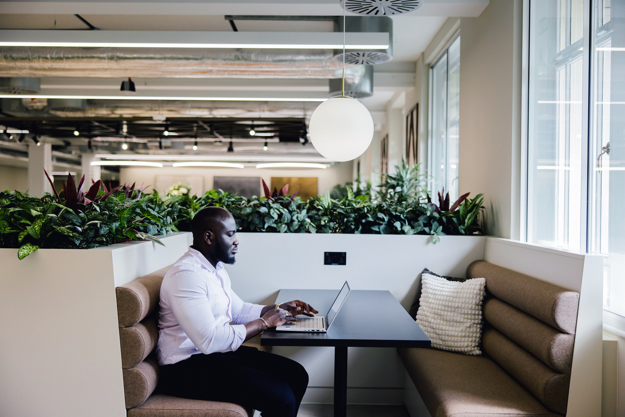 OregaEightyStrand_BreakoutSpace_Booths_WithPeople2