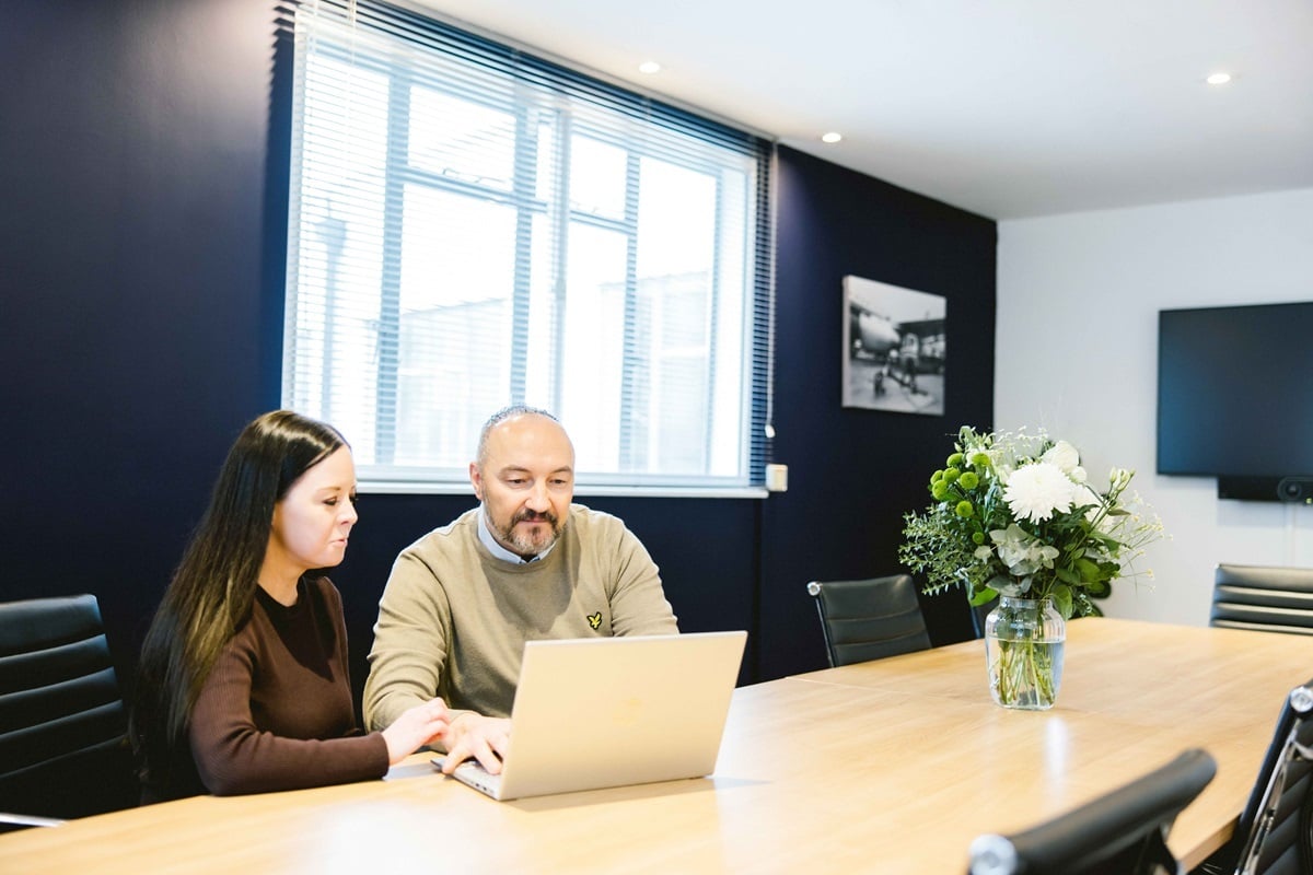 OregaGatwick_MeetingRoom_Vanguard_WithPeople2