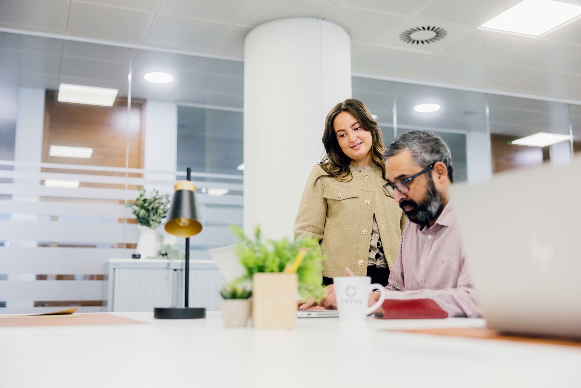 OregaGracechurchStreet_LargeOffice_WithPeople_CloseUp