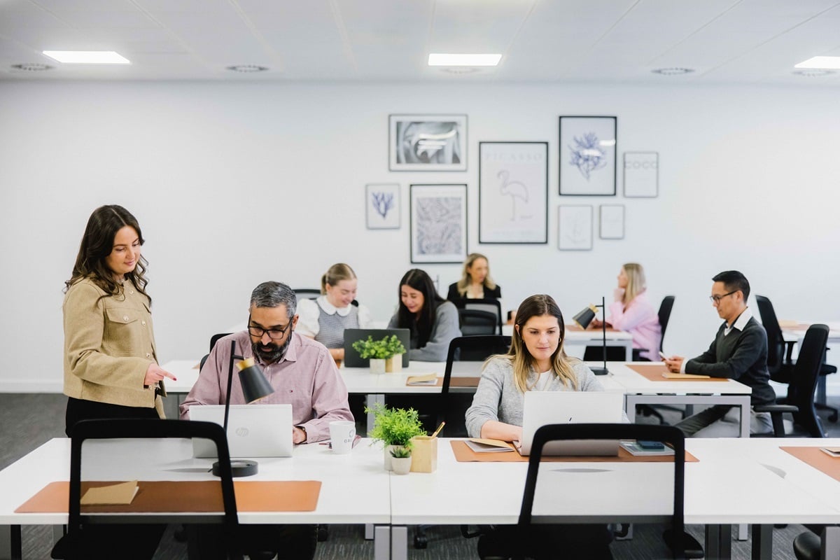 OregaGracechurchStreet_LargeOffice_WithPeople_CloseUp4