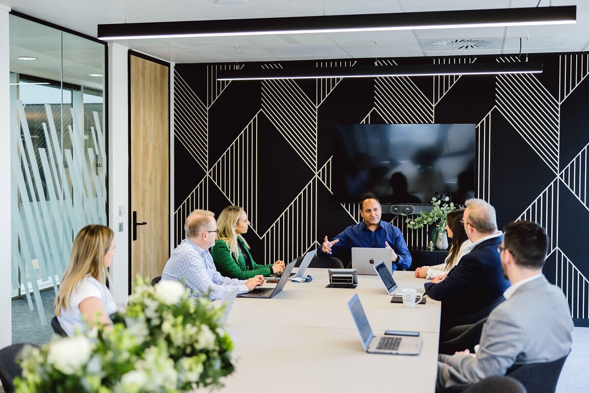 OregaGracechurchStreet_MeetingRooms_WithPeople4