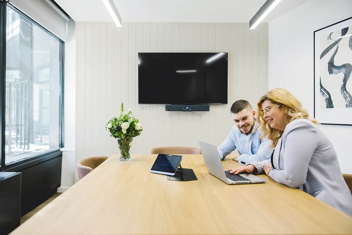 OregaHolbornGate_MeetingRoom_WithPeople2