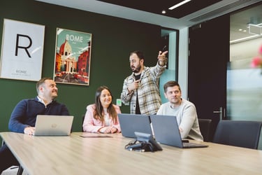 OregaIngenuityHouse_MeetingRoom_WithPeople