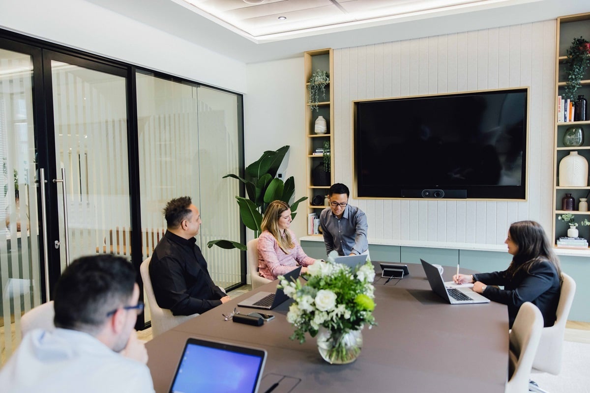 OregaLimeStreet_MeetingRoom_WithPeople_CloseUp2 (2)