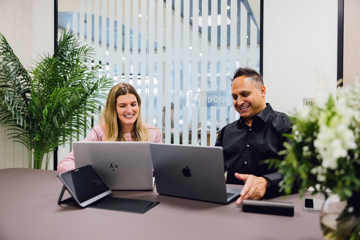 OregaLimeStreet_MeetingRoom_WithPeople_CloseUp2