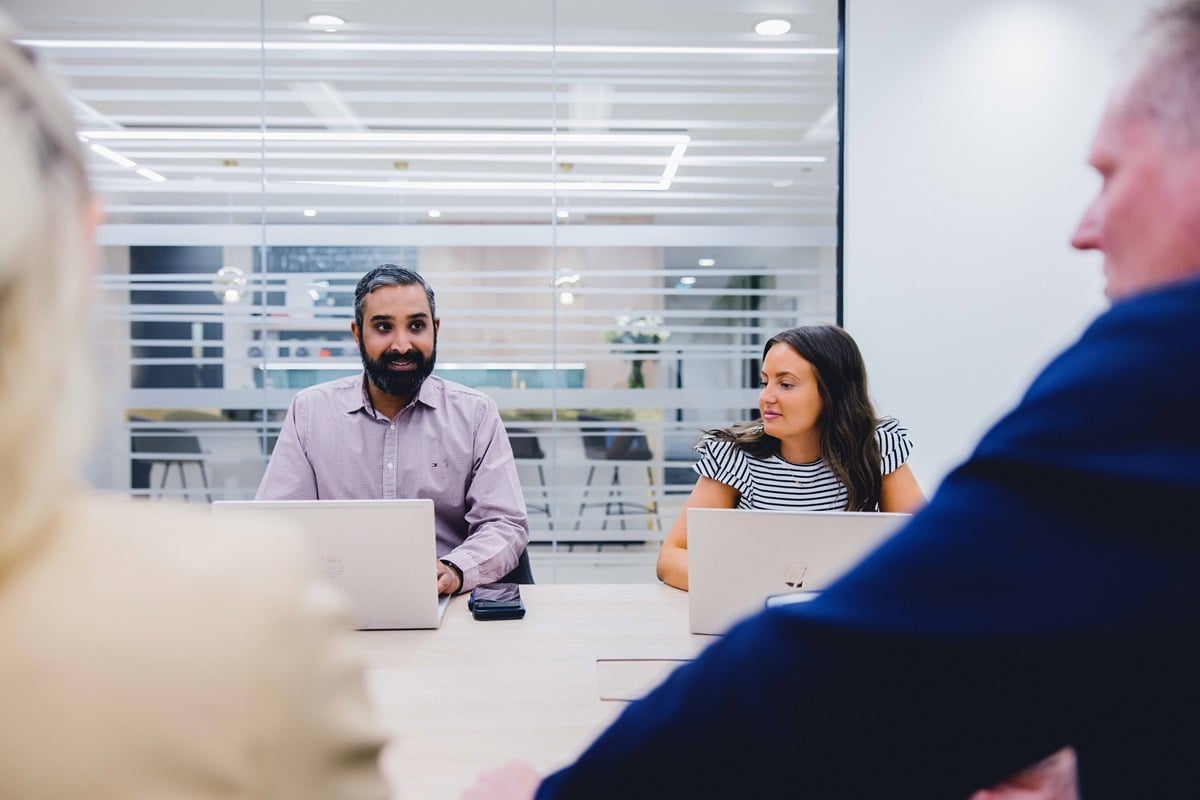 OregaMarkLane_MeetingRoom_Tower_WithPeople
