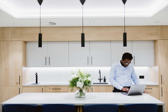 OregaMarlow_Kitchen_WithPeople4