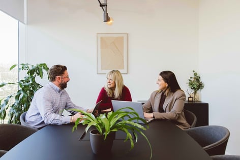 OregaStockleyPark_BransonMeetingRoom_WithPeople