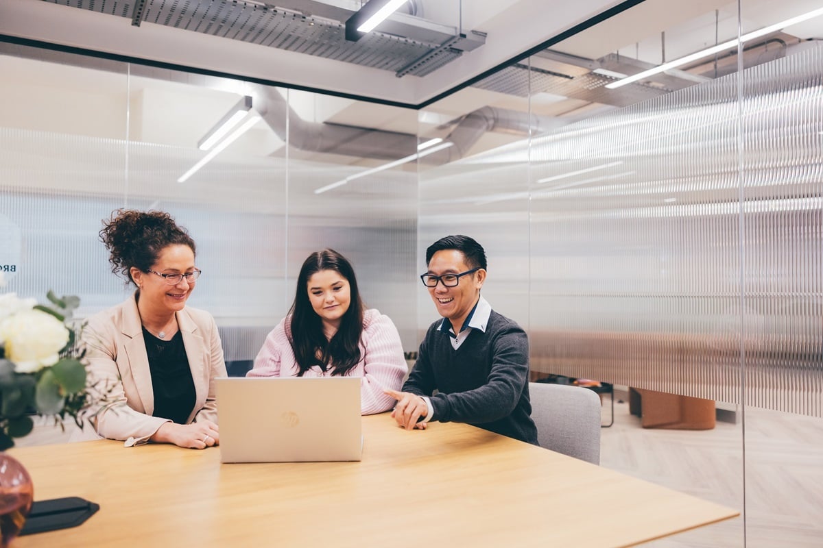 OregaTheTootalBuildings_MeetingRoom_WithPeople