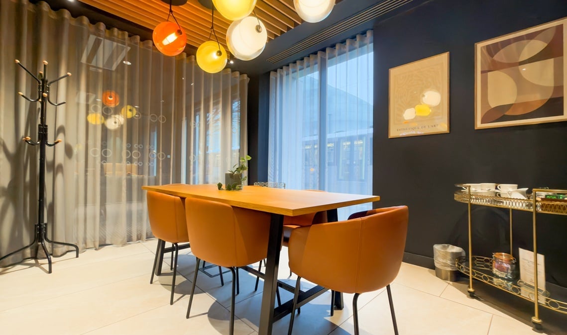 OregaBalloonStreet_MeetingRoom_Sadler4