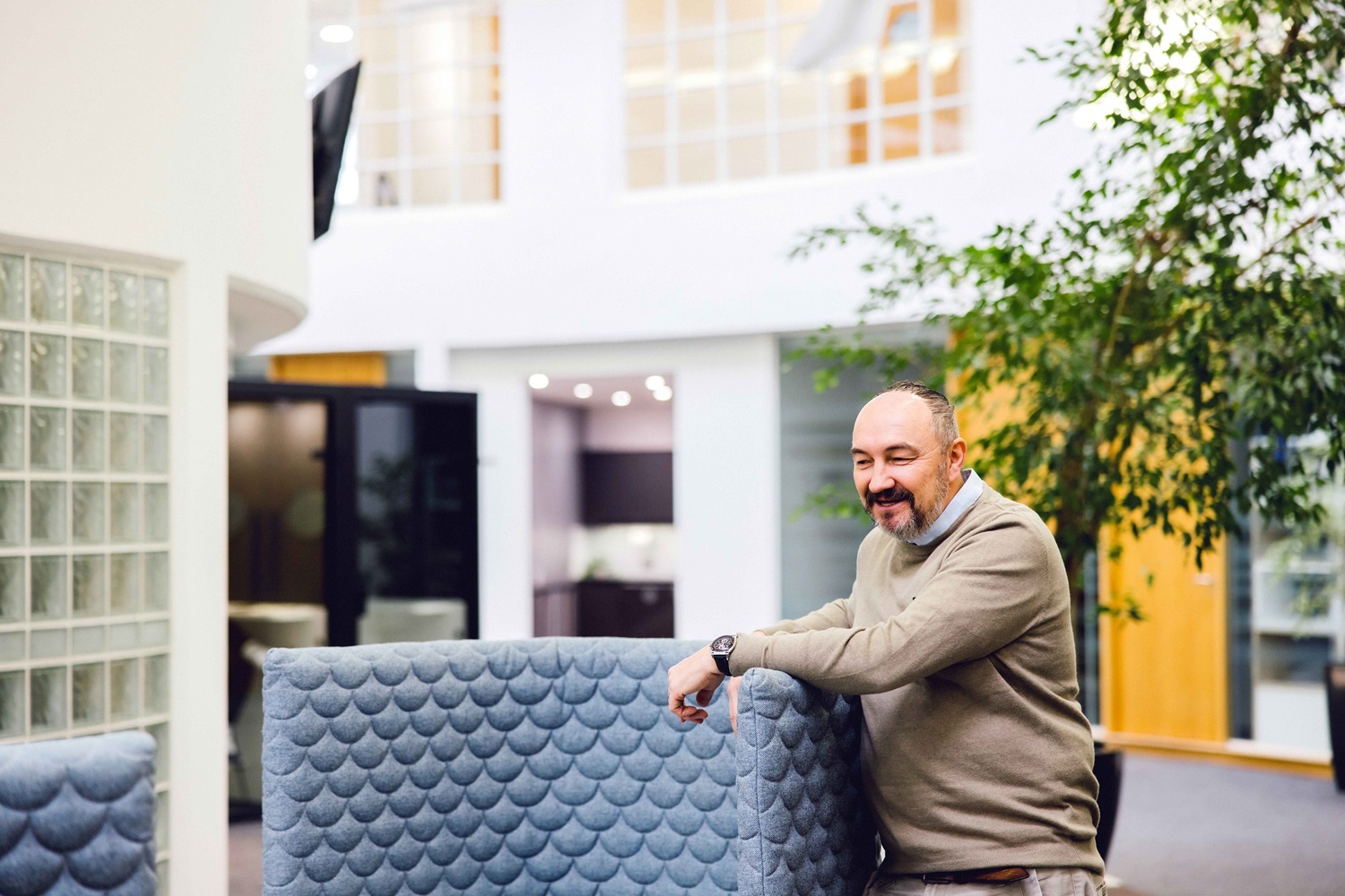 OregaGatwick_BreakoutArea_WithPeople_CloseUp2