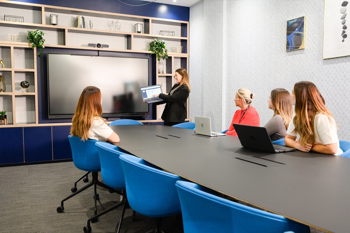 OregaGlasgow_BaringsMeetingRoom_WithPeople