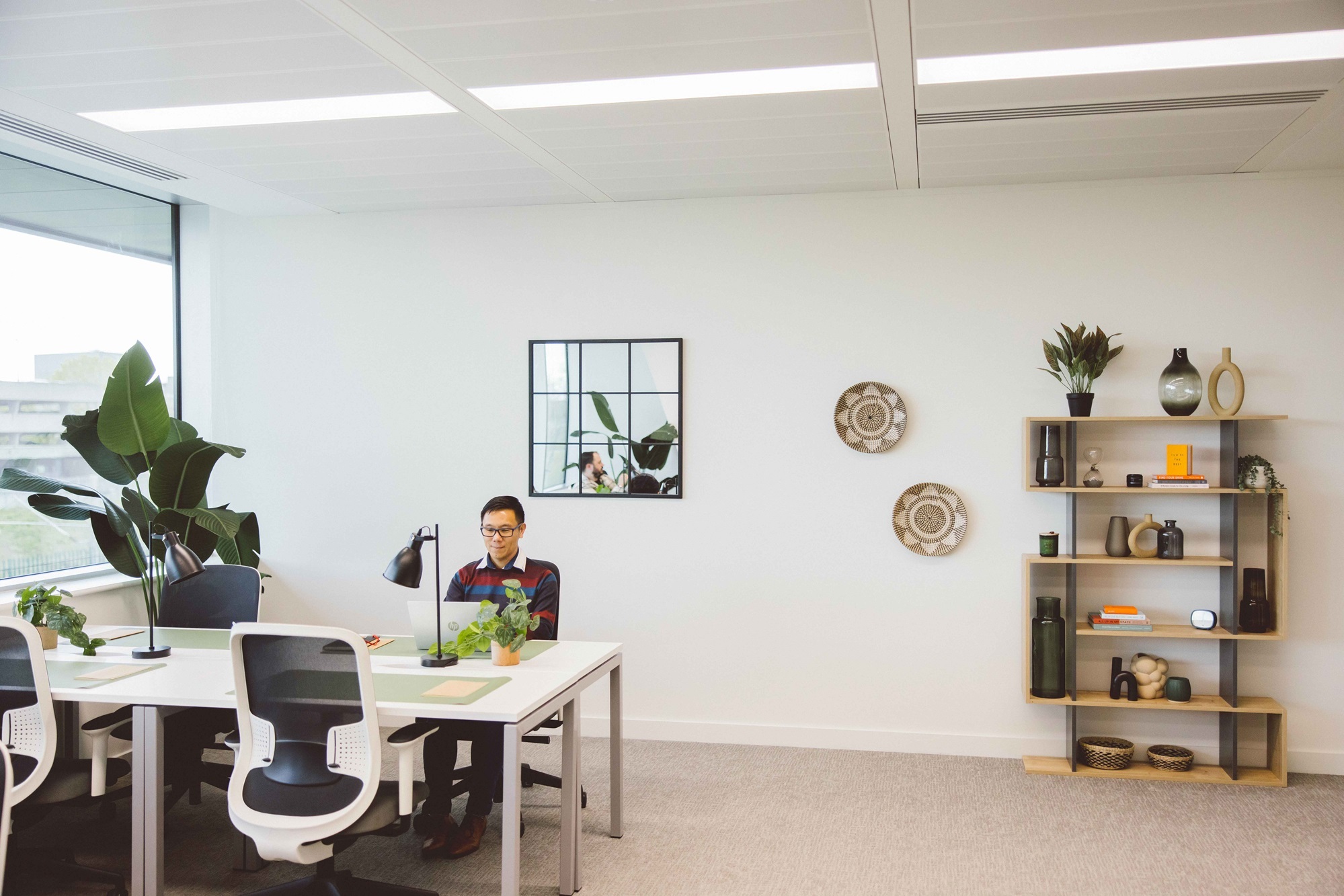OregaIngenuityHouse_ExternalOfficeSpace_WithPeople12-1